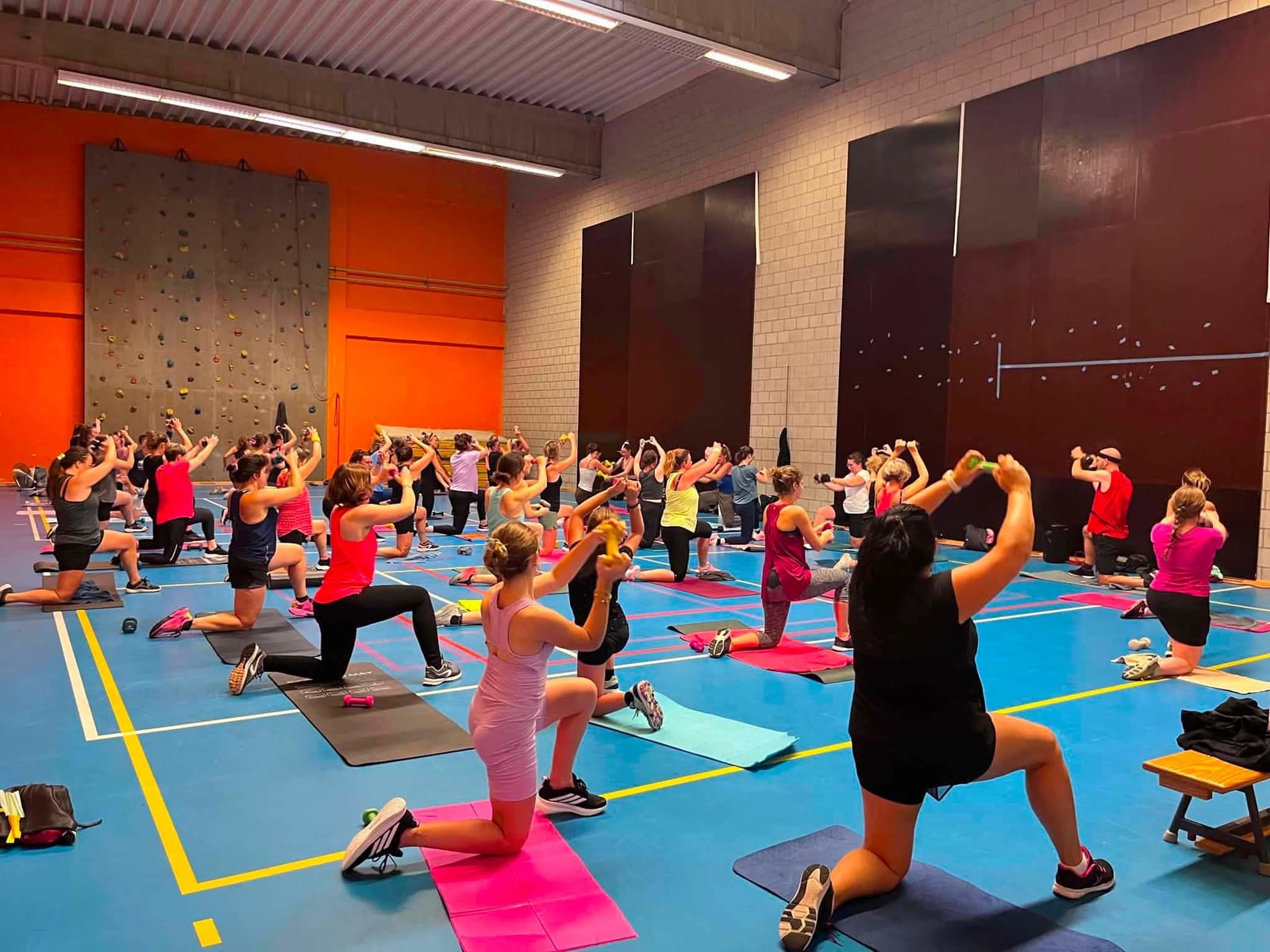 Fentes avec haltères pendant le cours de renforcement, au Hall Omnisport de Ciney